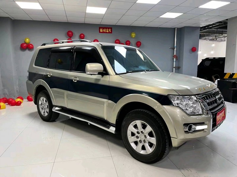 成都18年三菱帕杰罗4