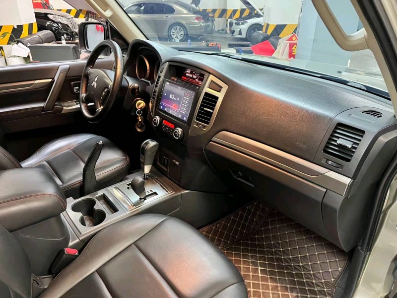 成都18年三菱帕杰罗6