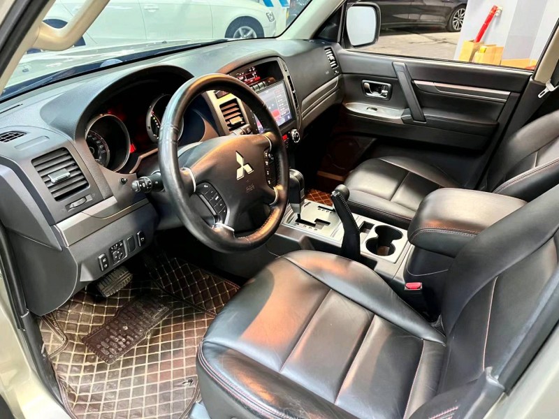 成都18年三菱帕杰罗7