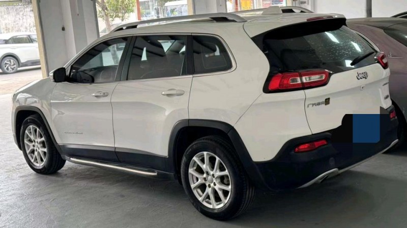 枣庄16年Jeep自由光3