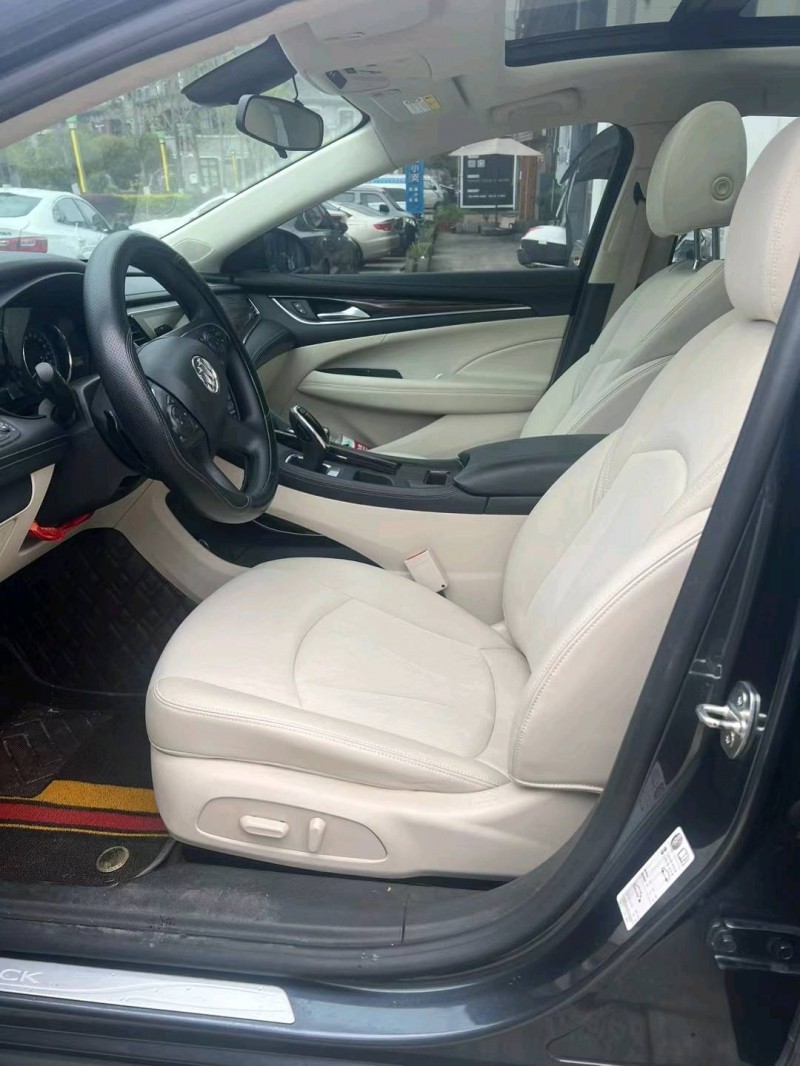 重庆20年别克君越8