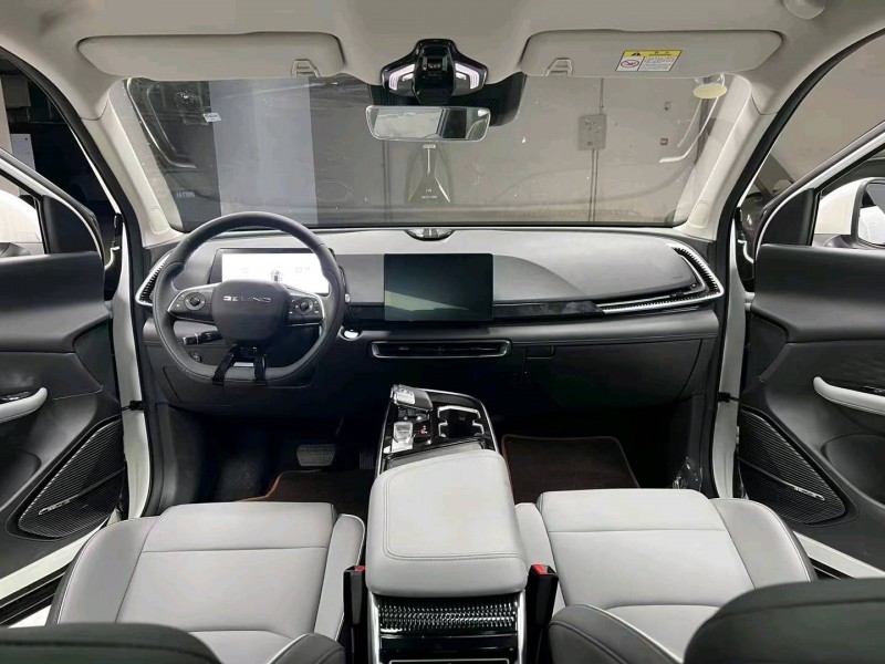 成都23年北汽制造魔方8