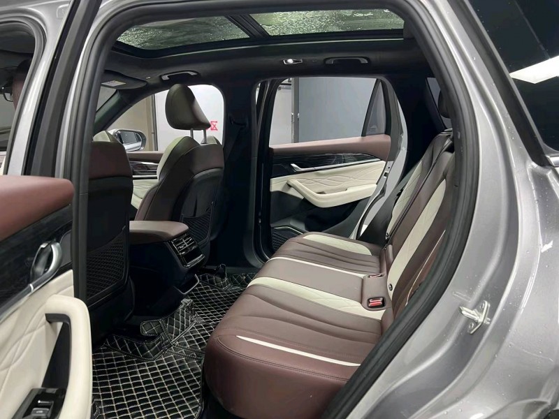 成都23年吉利星越9