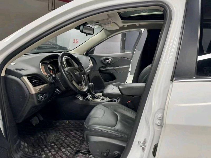 成都19年Jeep自由光3