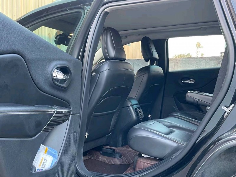 济宁17年Jeep自由光4