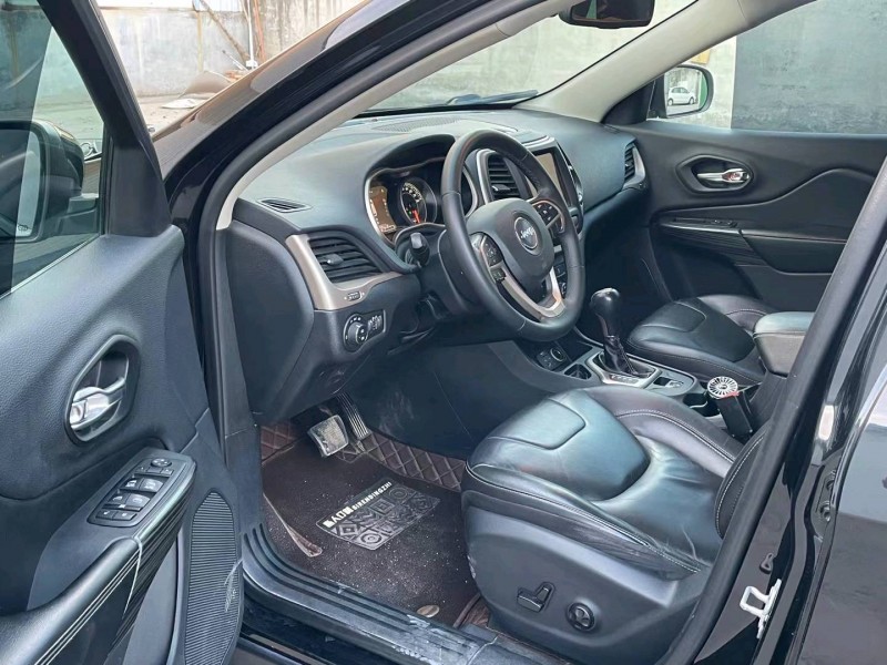 济宁17年Jeep自由光5