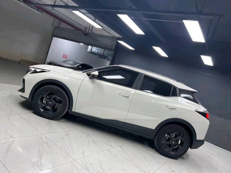 成都23年哪吒V5