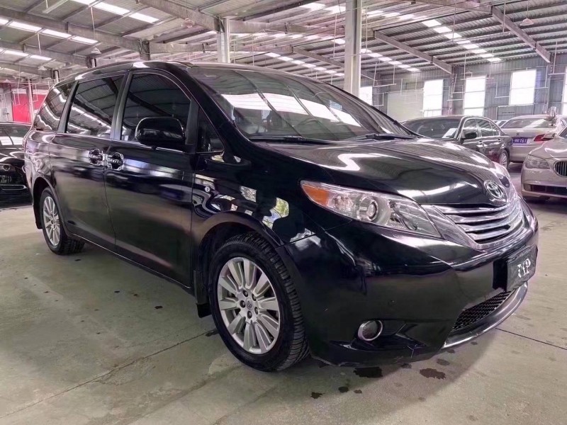 济宁18年丰田塞纳2