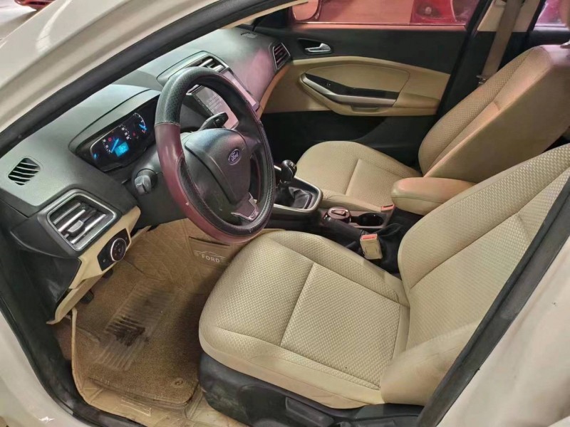 济宁17年福特福睿斯5