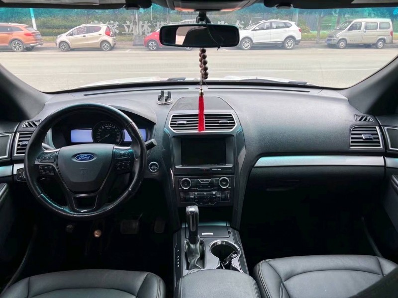 济宁16年福特探险者4