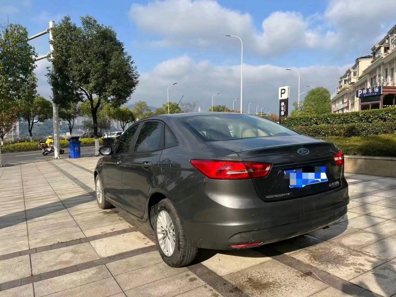 重庆15年福特福克斯9