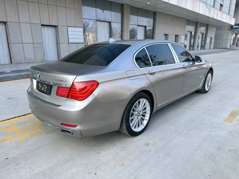 济宁11年宝马7系8