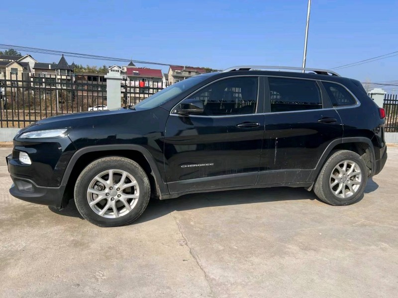 上饒17年Jeep自由光2