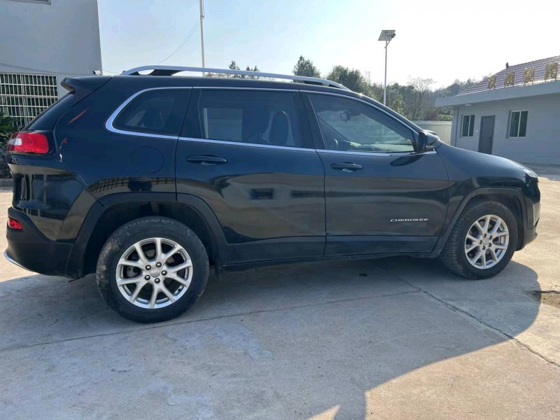 上饒17年Jeep自由光4