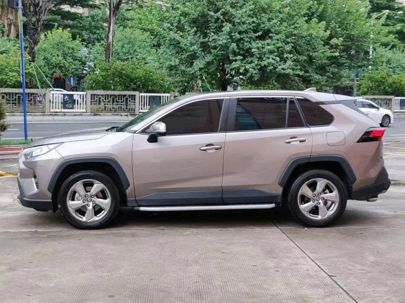 珠海22年丰田RAV44