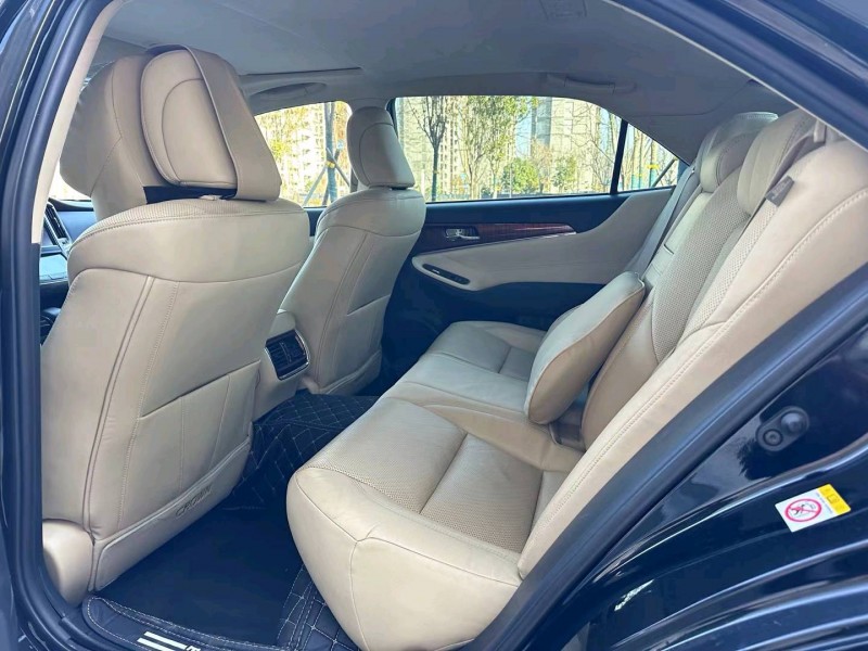 济宁17年丰田皇冠5