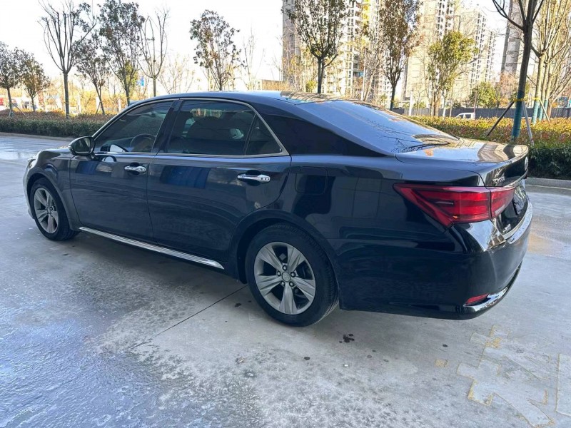 济宁17年丰田皇冠7