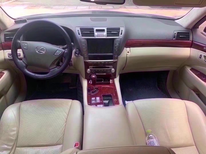 青岛10年雷克萨斯LX7