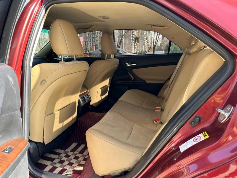 济宁14年丰田锐志6