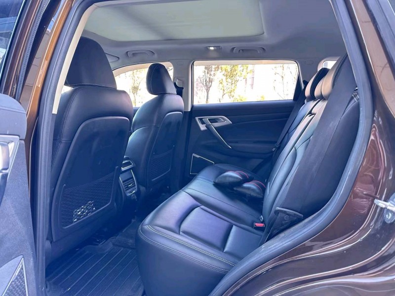 济宁17年吉利博越5