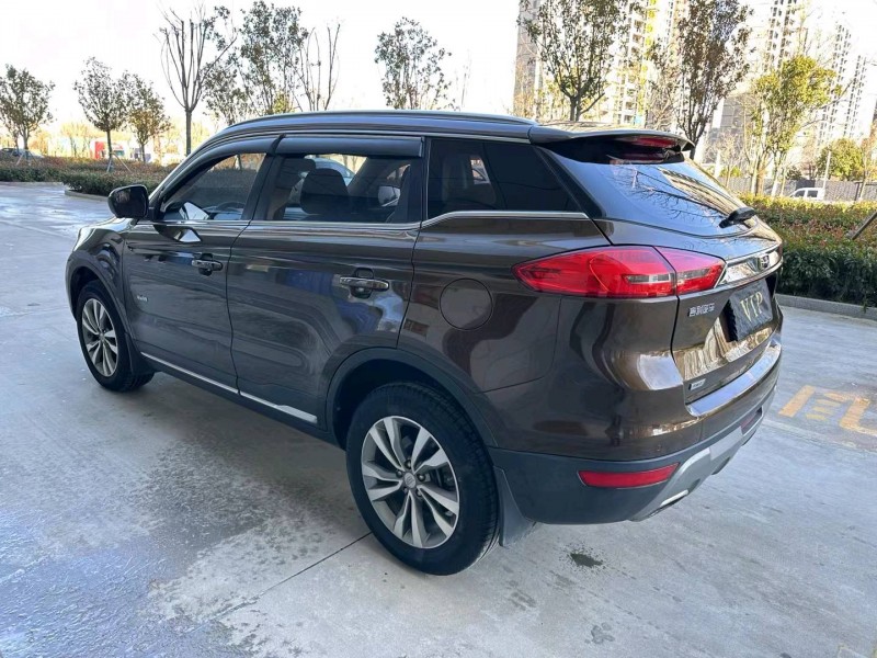 济宁17年吉利博越7