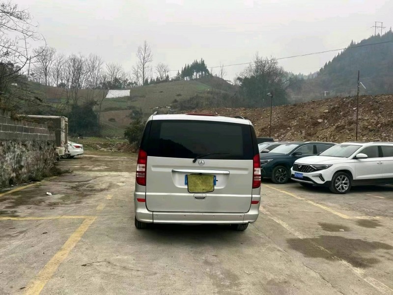 重庆12年奔驰唯雅诺6