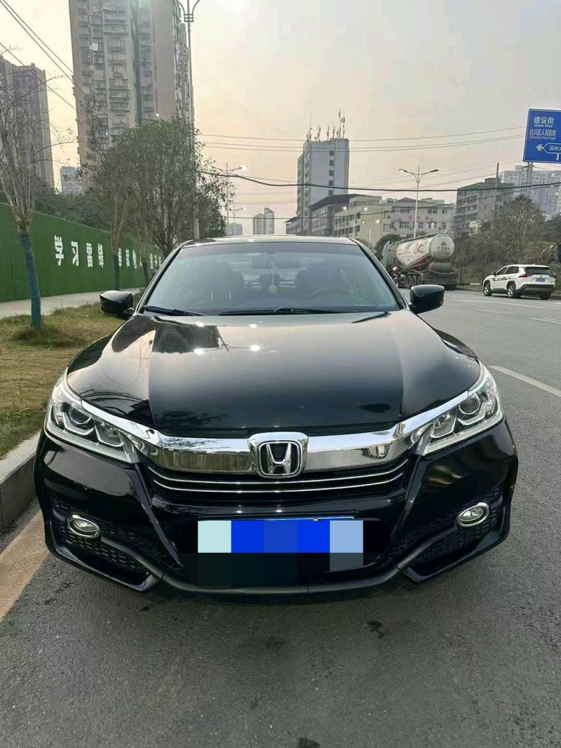 重庆18年本田雅阁1