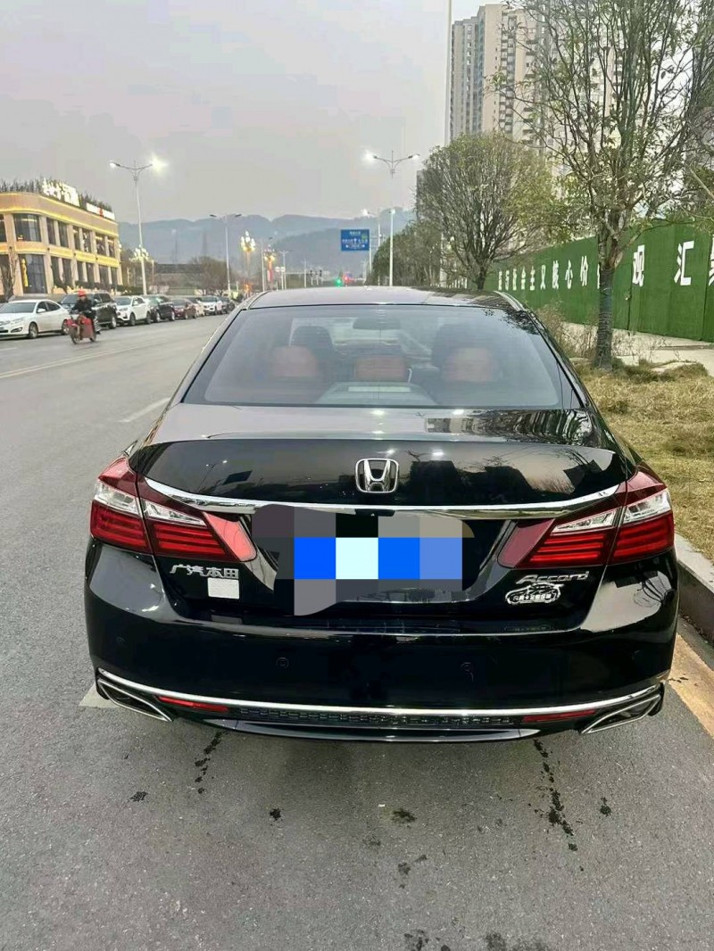 重庆18年本田雅阁2