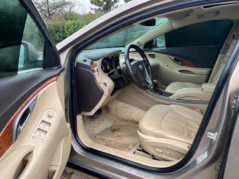 青岛10年别克君越5