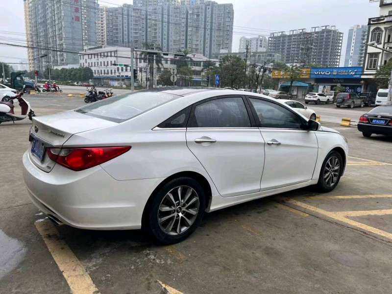 防城港14年現代索納塔八8