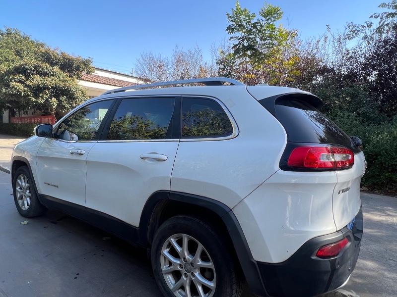 平頂山17年Jeep自由光8
