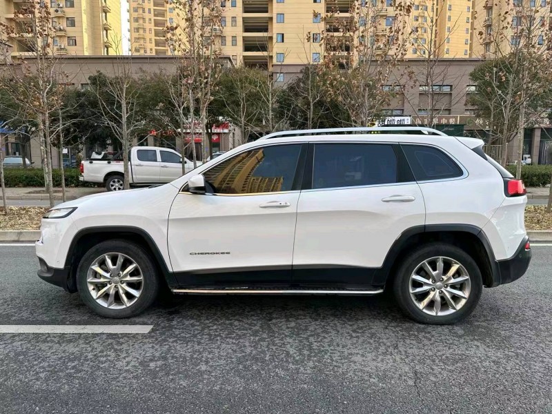 蚌埠17年Jeep自由光3