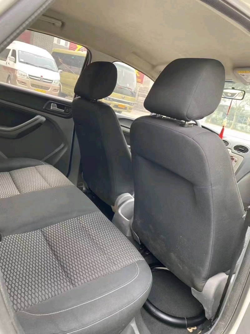 济宁16年福特福克斯5