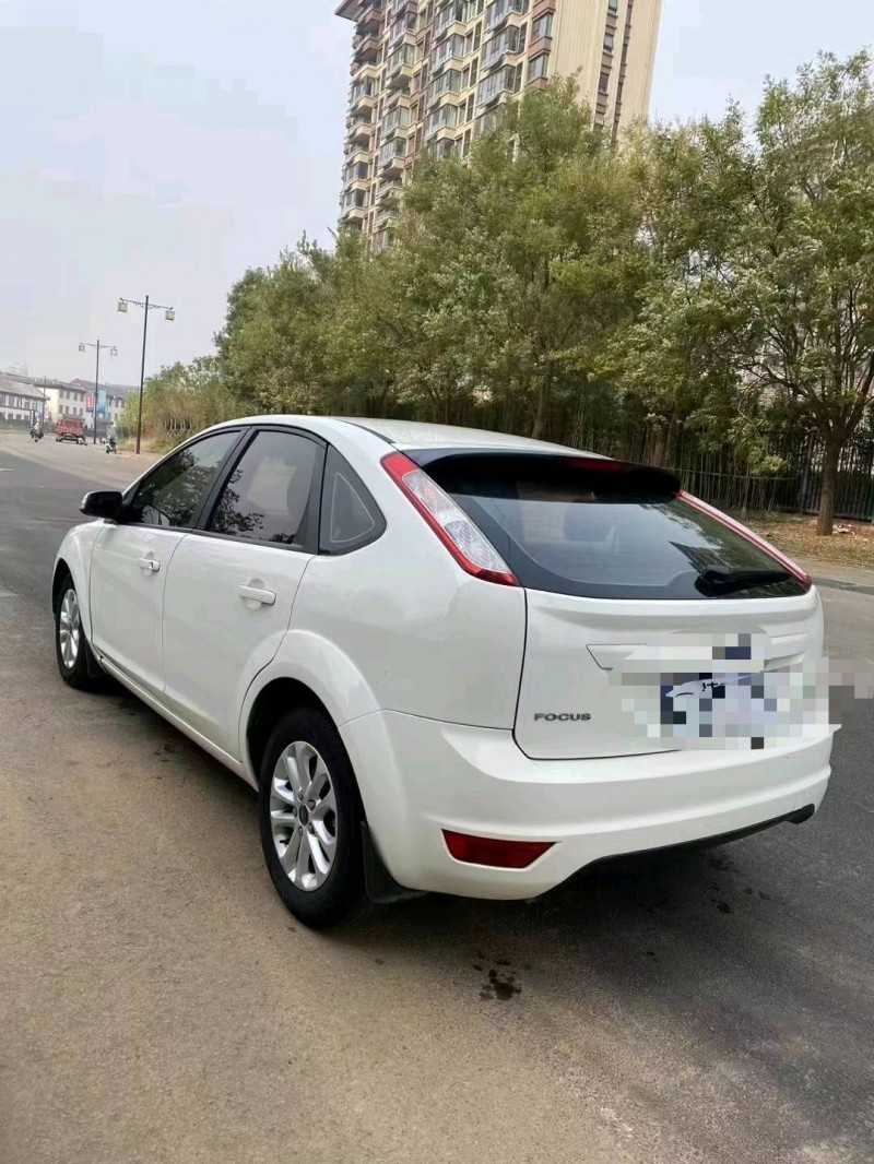 济宁16年福特福克斯7