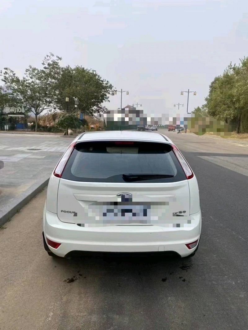 济宁16年福特福克斯9