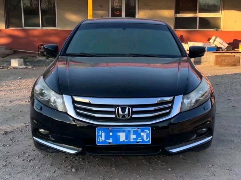 青岛13年本田雅阁1