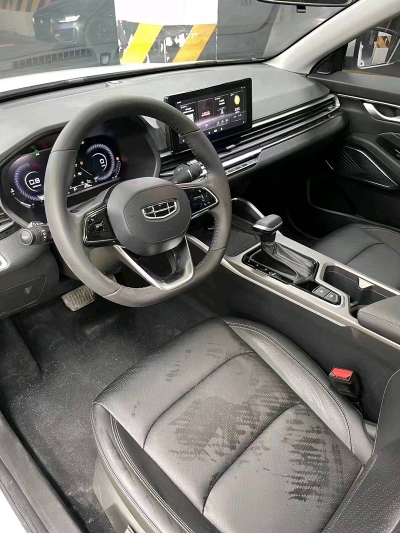 成都22年吉利帝豪4