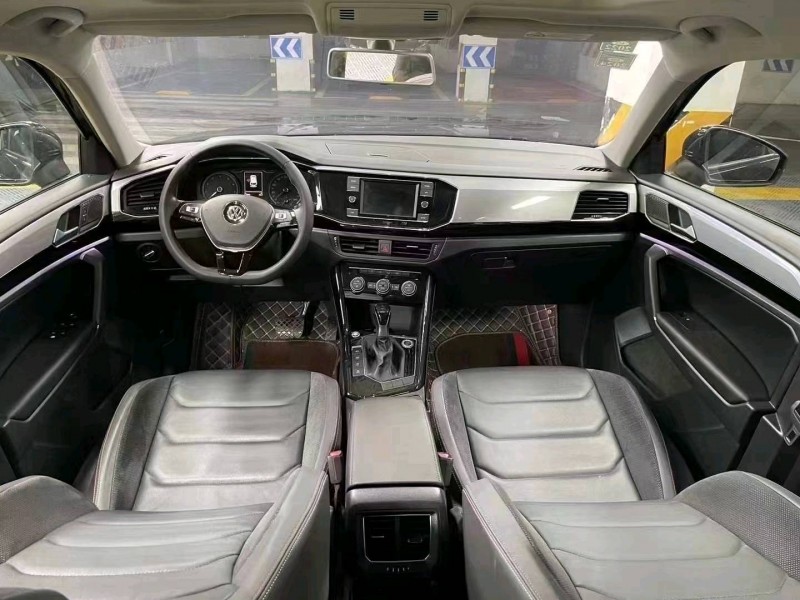 成都20年大众探岳9