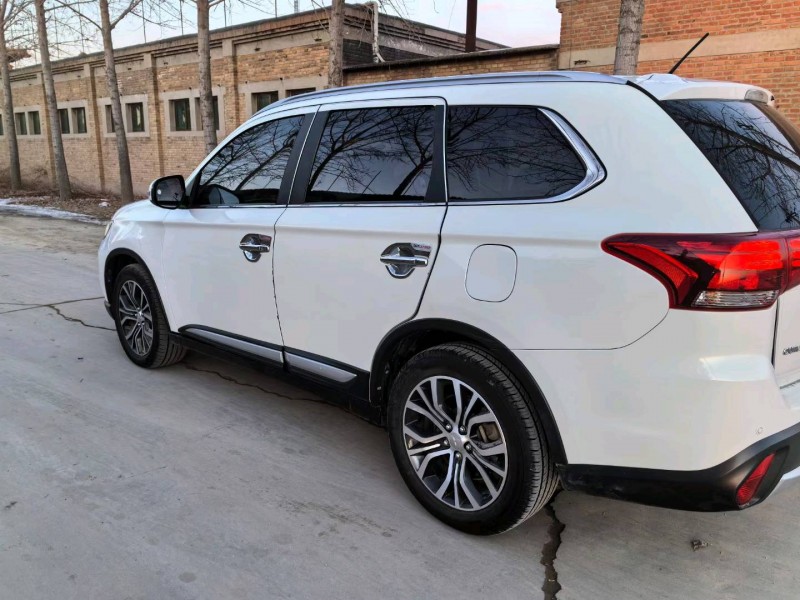 保定16年三菱欧蓝德5