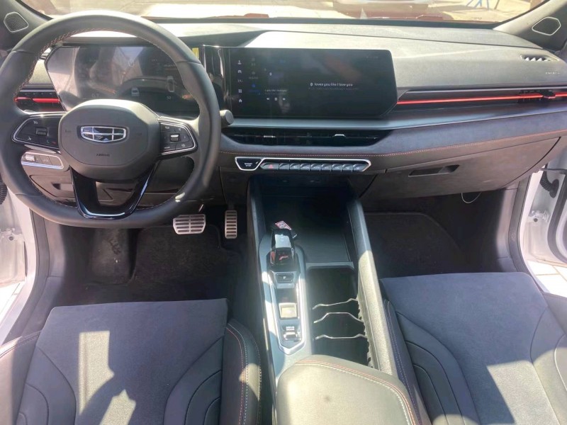 成都22年吉利缤瑞5