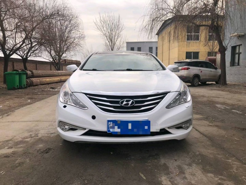 保定13年现代索纳塔八1