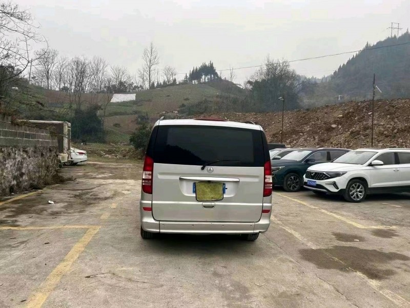重庆12年奔驰唯雅诺9