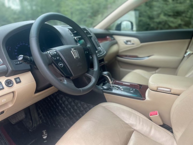 济宁11年丰田皇冠4