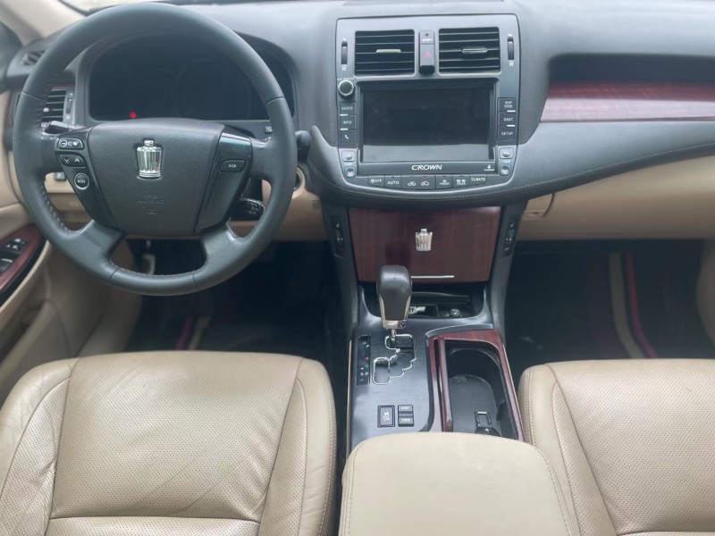 济宁11年丰田皇冠5