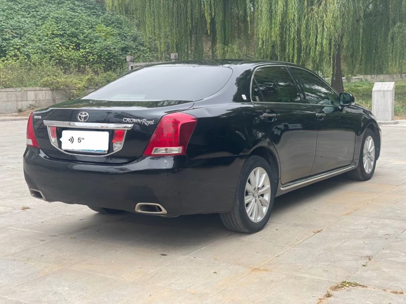 济宁11年丰田皇冠8