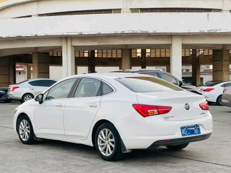 东莞17年别克威朗8