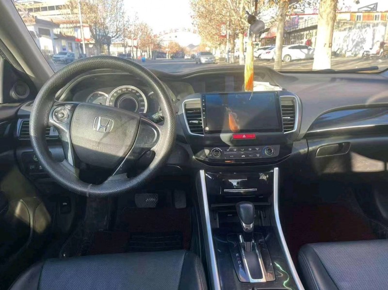 邢台17年本田雅阁8