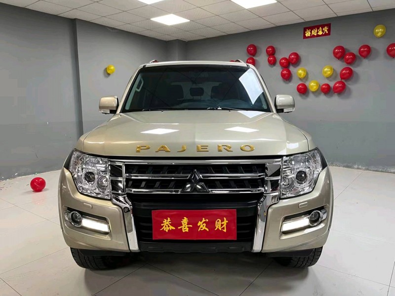 成都18年三菱帕杰罗1