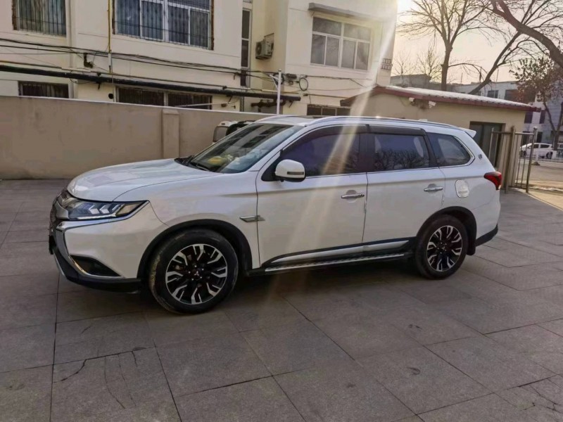 保定19年三菱欧蓝德2