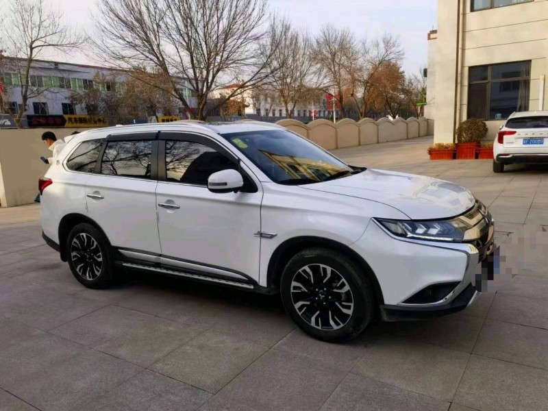 保定19年三菱欧蓝德3